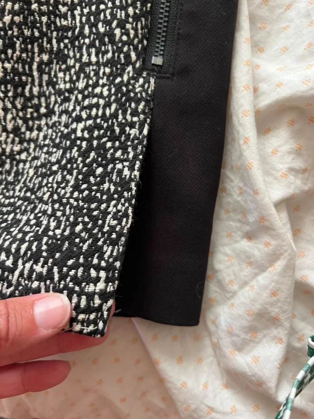 Ann Taylor Black/tweed pencil skirt with front zip size 2 Academia Business